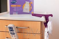 Uchwyt URIgrip do stosowania z kaczką sanitarną CareBag Male Urinal - 3